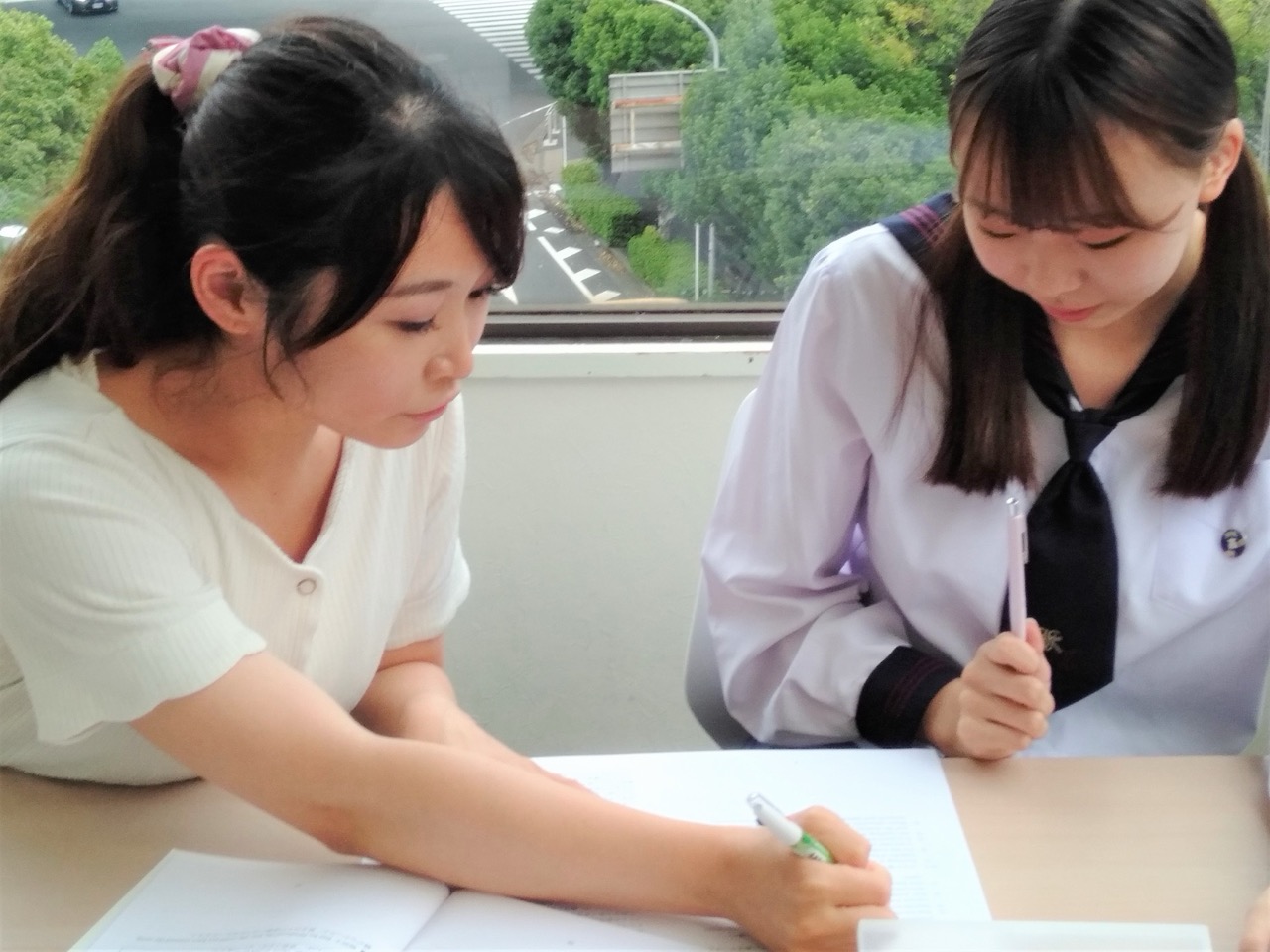 講師と生徒が机を並べて学ぶ、個別指導の様子
