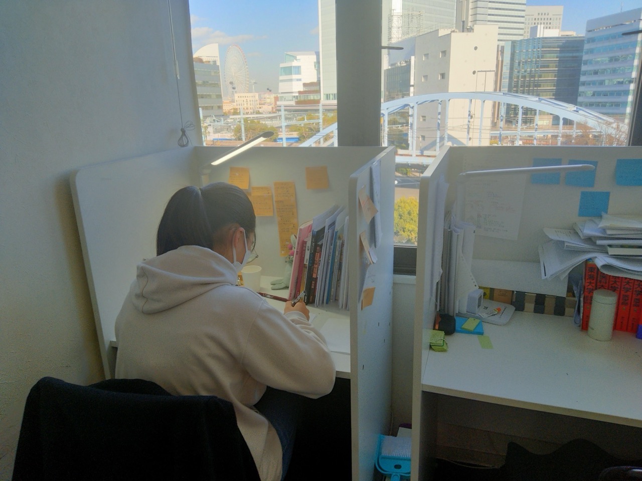 横浜みなとみらいの観覧車を望む自習席
