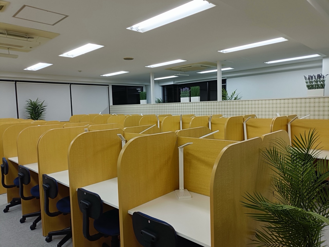 整然と並ぶブース型の自習スペース