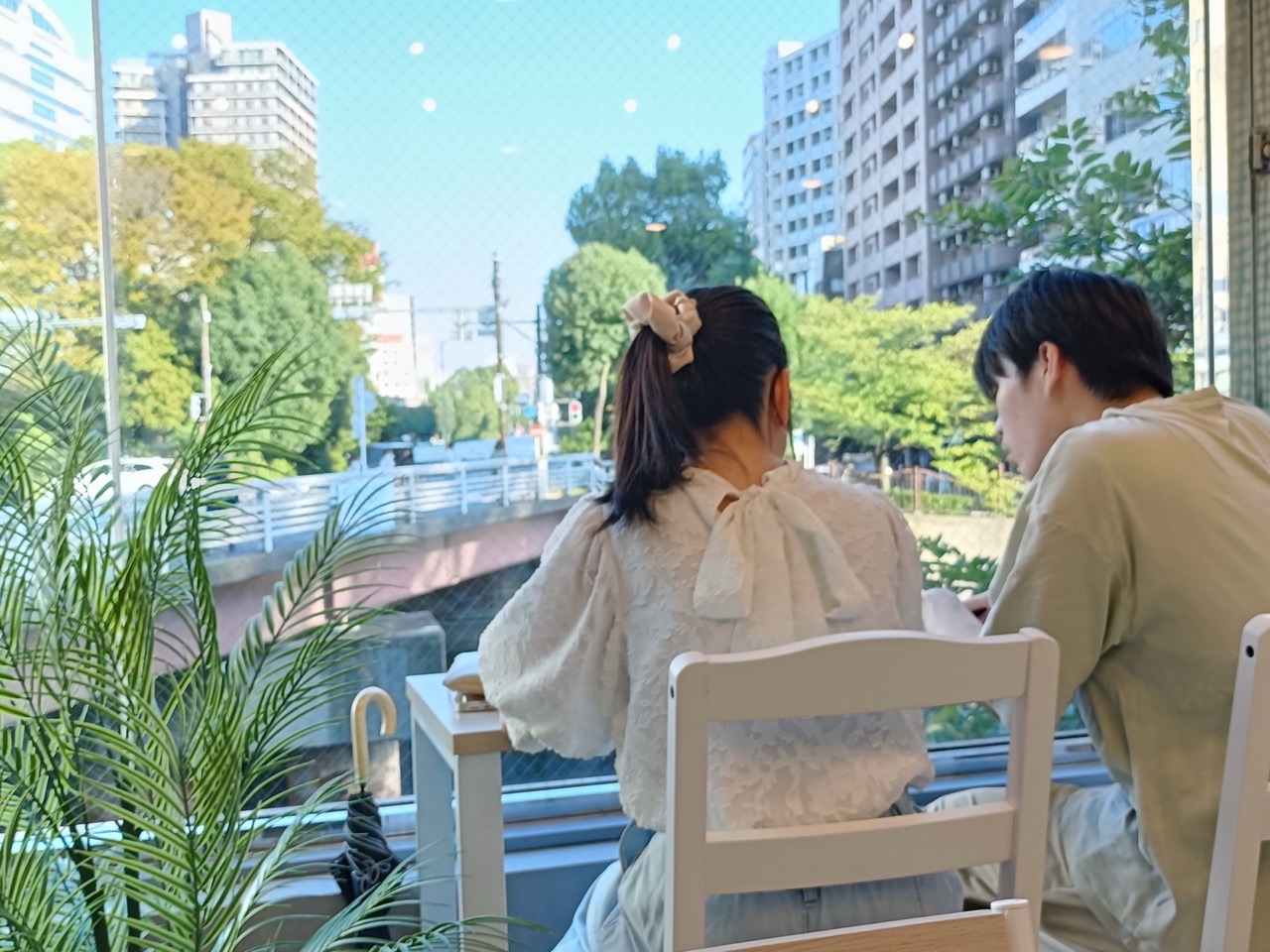 窓越しに街並みを眺める生徒の様子