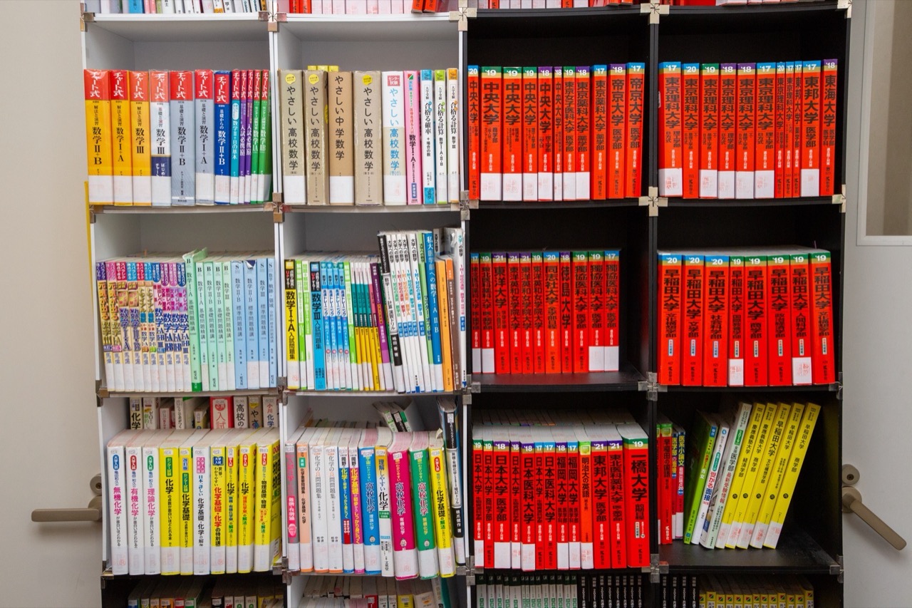 大学受験用の参考書がずらりと並ぶ書棚