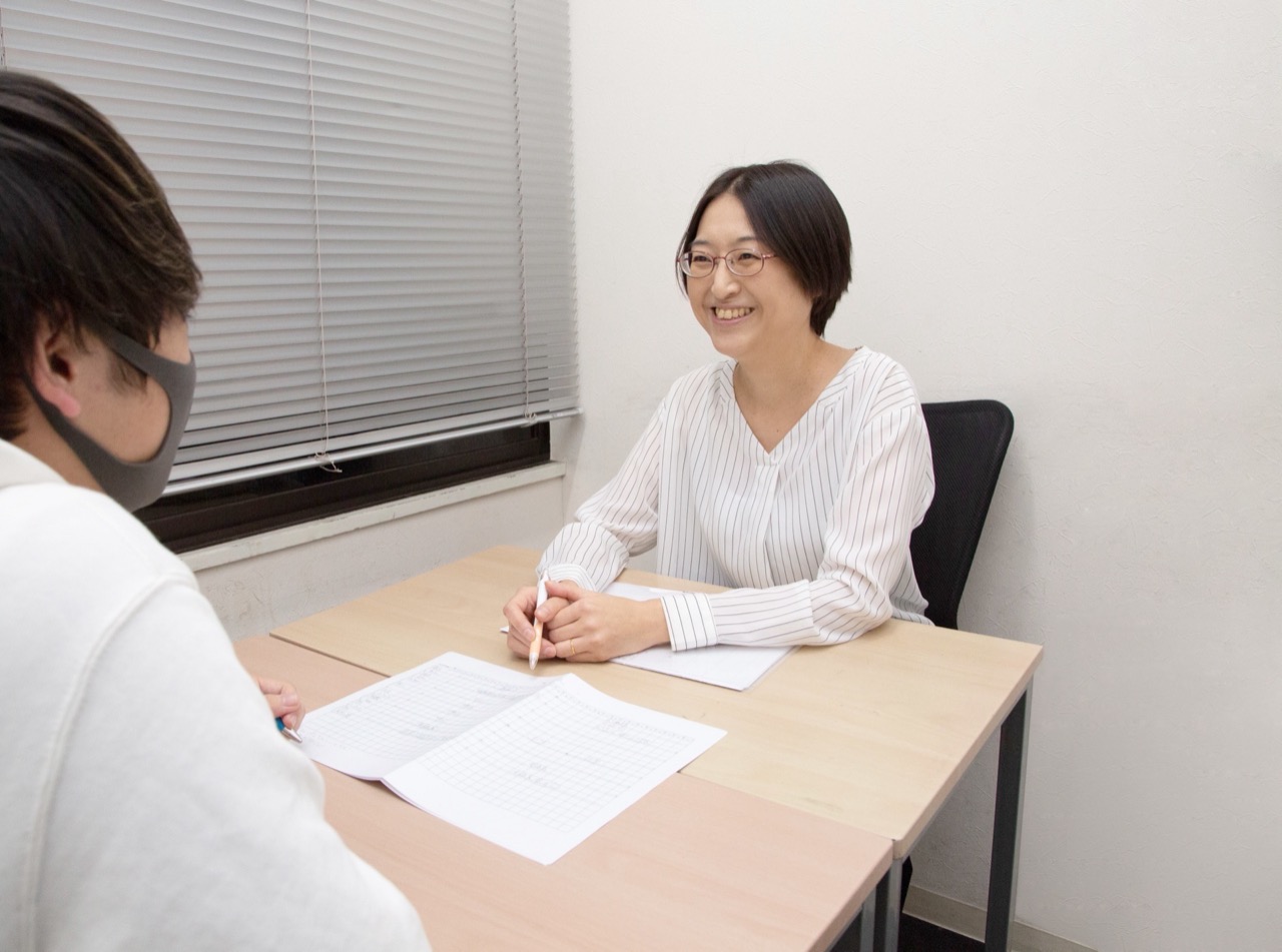 スクールコンシェルジュが生徒の進路相談に対応する様子