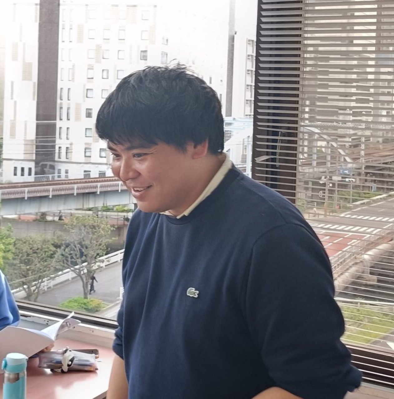 笑顔で生徒に向き合う中村先生（講師・英語）